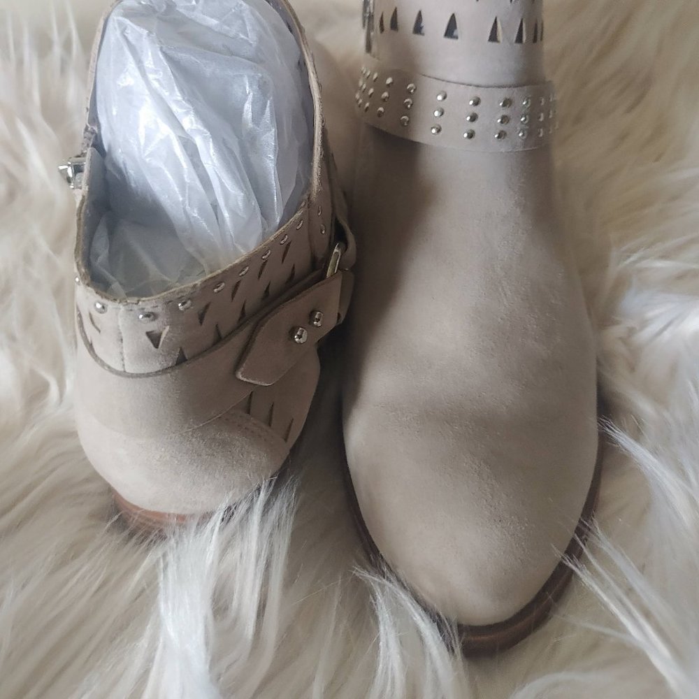 VINCE CAMUTO ANKLE BOOTIE